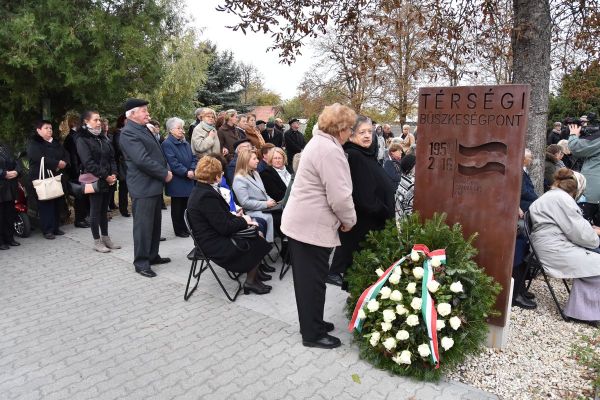 Az 1956-os forradalom és szabadságharc hőseire emlékeztünk