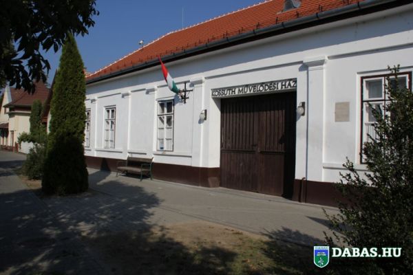 Kossuth Művelődési Központ és Halász Boldizsár Városi Könyvtár