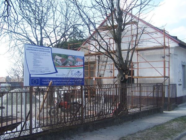 Kivitelezés közbeni kép - projekttábla