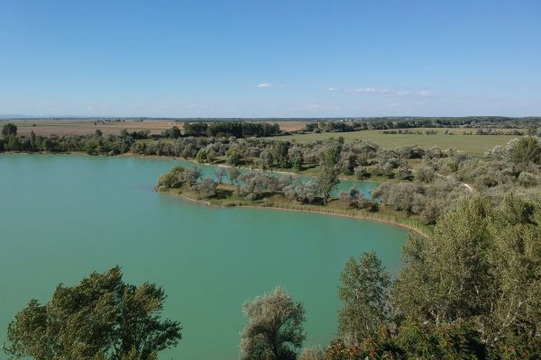 A tó és környéke