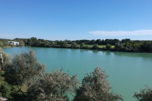 A tó és környéke