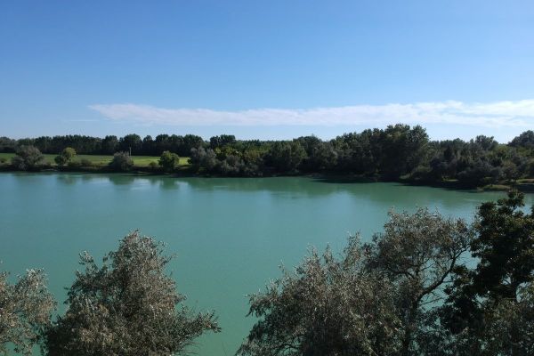 A tó és környéke