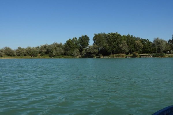 A tó és környéke