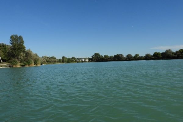 A tó és környéke