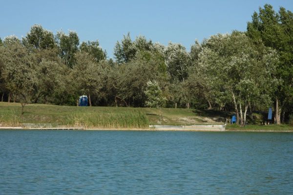 A tó és környéke