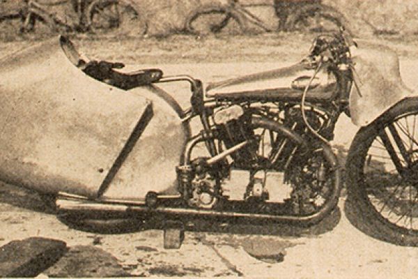 Eric Fernihough szóló- és oldalkocsis világrekordjai a gyóni rekordpályán (1937. április 19.)