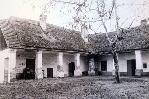 Zlinszky Elek életútja és síremléke