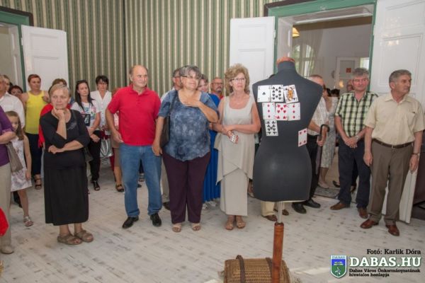 RUHASZOBOR-kiállítás a Halász Móricz-kúriában