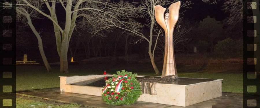 Megemlékezés a II. világháborús emlékműnél 