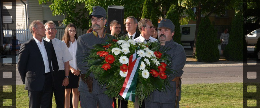 Trianoni megemlékezés a sári országzászlónál