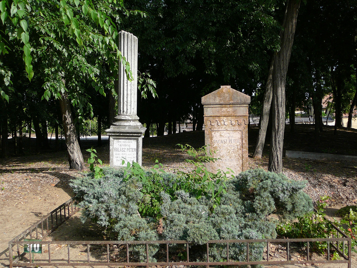A Halász család síremlékei a gyóni köztemetőben 