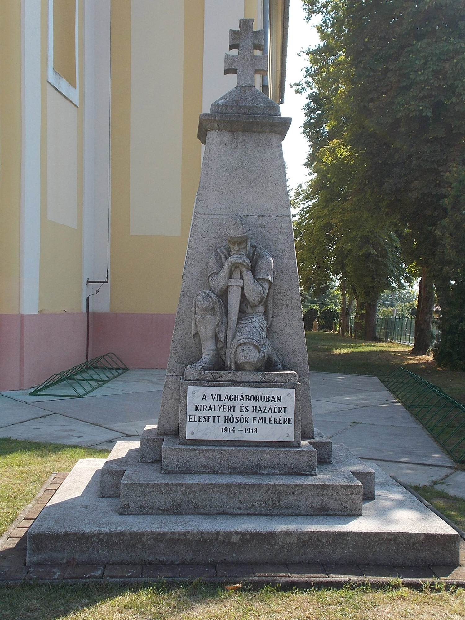 Sári Hősök szobra